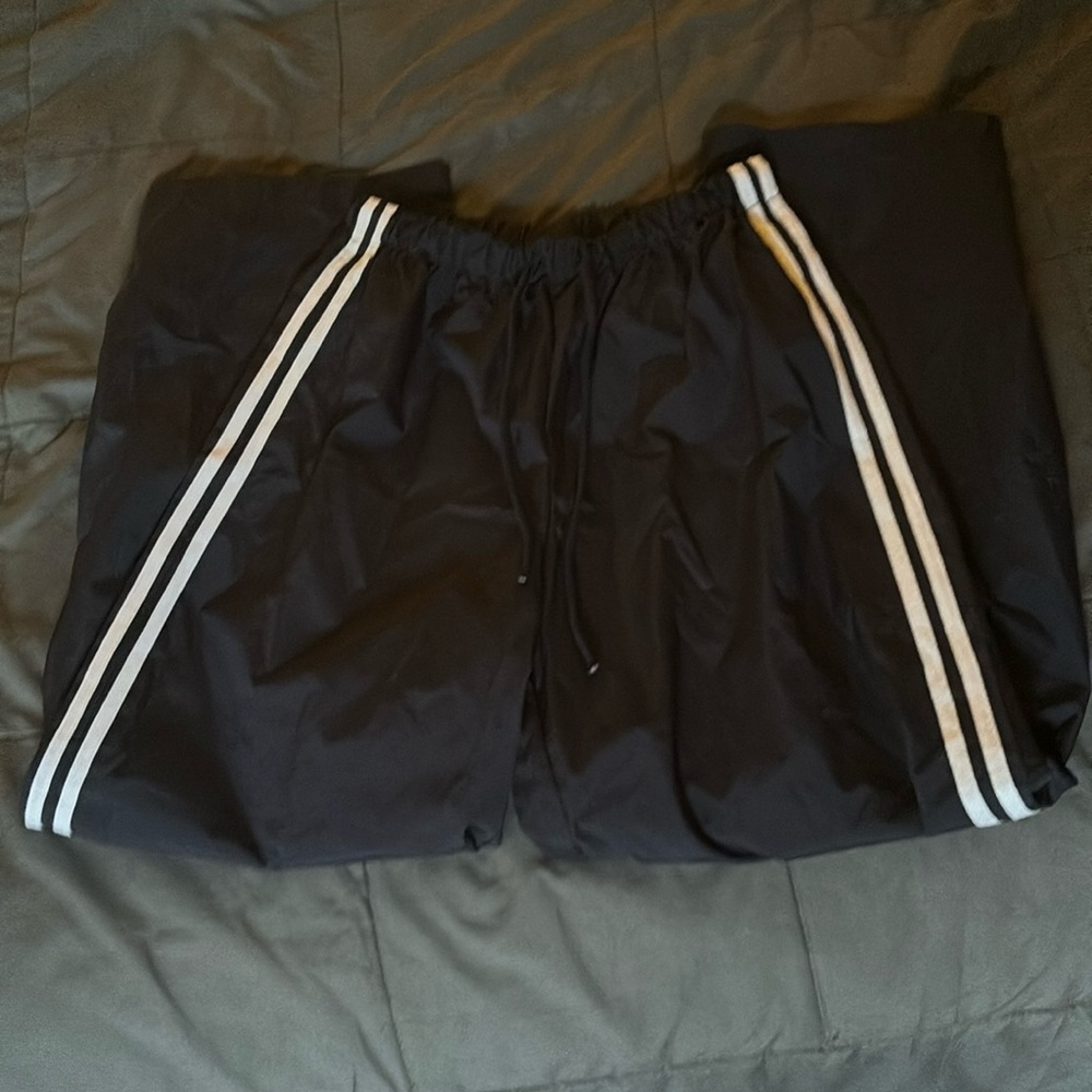 Super cute navy sweatpants!